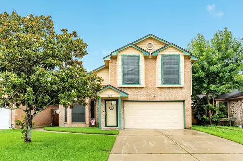 108 Coffee Ln, Lake Jackson, TX 77566