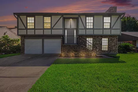15819 Pipers View Dr, Webster, TX 77598