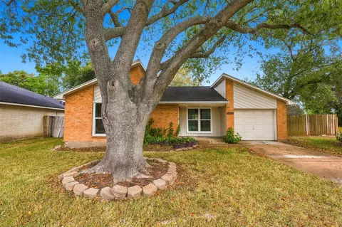 3011 Helmsley Dr, Pearland, TX 77584