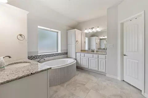 Bath - 301 Double Eagle Ranch Dr, Cedar Creek, TX 78612 photo 5 of 6