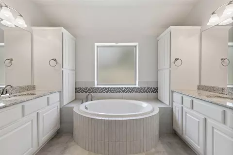 Bath - 301 Double Eagle Ranch Dr, Cedar Creek, TX 78612 photo 4 of 6
