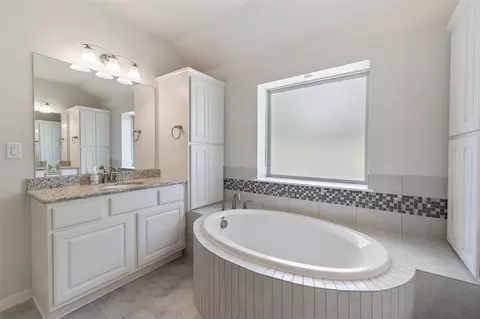 Bath - 301 Double Eagle Ranch Dr, Cedar Creek, TX 78612 photo 3 of 6