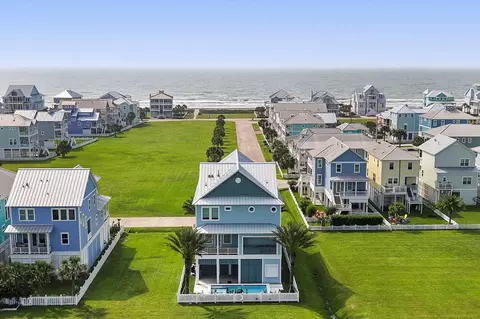 11434 Starfish Ln, Galveston, TX 77554