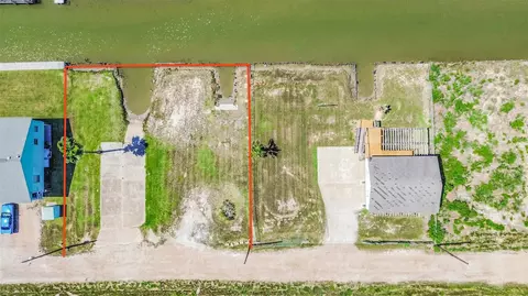 7022 E Hunter Dr, Hitchcock, TX 77563