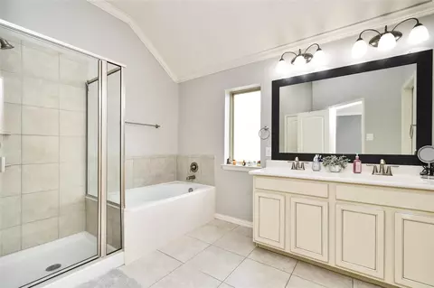 Bath - 652 Maple Point Dr E, Conroe, TX 77301 photo 2 of 4