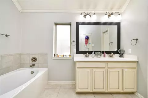 Bath - 652 Maple Point Dr E, Conroe, TX 77301 photo 3 of 4