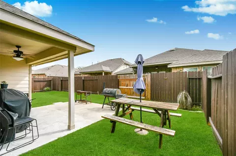 Exterior - 652 Maple Point Dr E, Conroe, TX 77301 photo 4 of 5