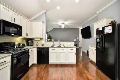 Kitchen - 652 Maple Point Dr E, Conroe, TX 77301 photo 3 of 3