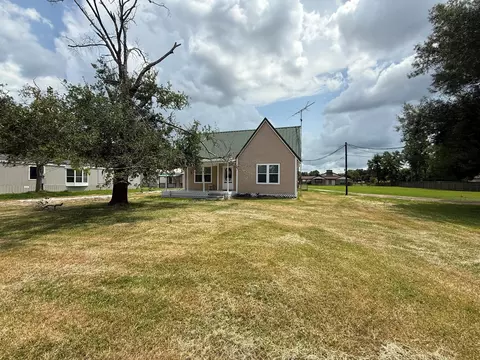 109 Maple St, Highlands, TX 77562