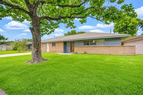 7543 Wilmerdean St, Houston, TX 77061