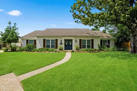 10002 Springwood Forest Dr, Houston, TX 77080