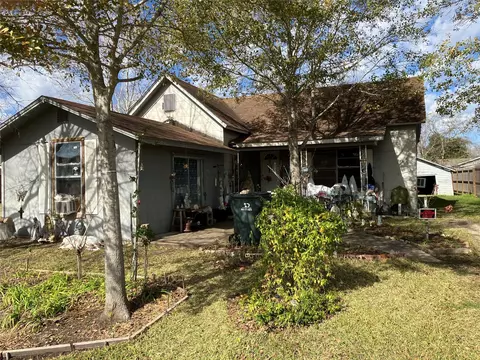 820 Empire St, El Campo, TX 77437