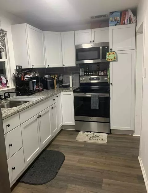 Kitchen - 423 3rd St, Jasper, TX 75951 photo 1 of 2
