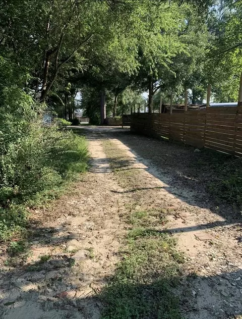 Exterior - 423 3rd St, Jasper, TX 75951 photo 4 of 5