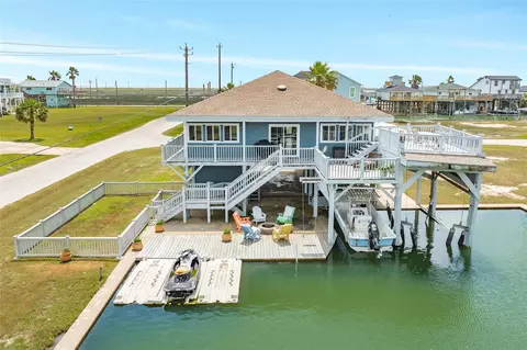 202 Schooner Dr, Freeport, TX 77541