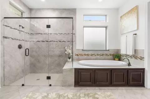 Bath - 915 Holly Chapple Dr, Conroe, TX 77384 photo 2 of 4