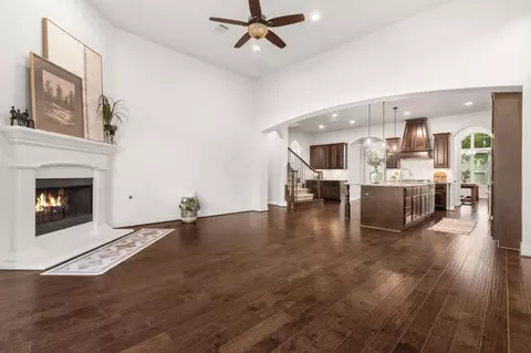 Living - 915 Holly Chapple Dr, Conroe, TX 77384 photo 5 of 8