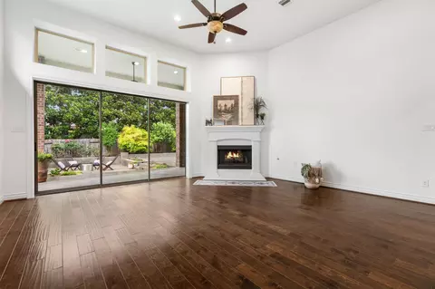 Living - 915 Holly Chapple Dr, Conroe, TX 77384 photo 3 of 8