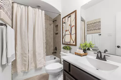 Bath - 915 Holly Chapple Dr, Conroe, TX 77384 photo 3 of 4