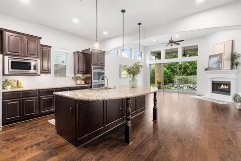 Kitchen - 915 Holly Chapple Dr, Conroe, TX 77384 photo 3 of 4