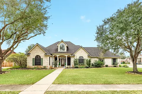 900 N Belle St, Angleton, TX 77515