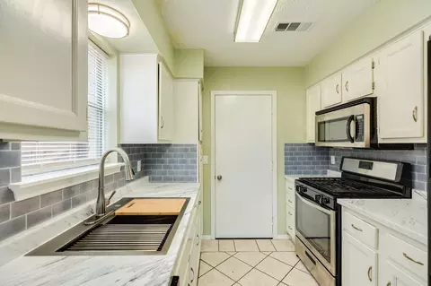 Kitchen - 47 Wagon Lane Loop, Angleton, TX 77515 photo 1 of 3