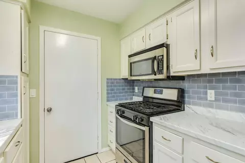 Kitchen - 47 Wagon Lane Loop, Angleton, TX 77515 photo 3 of 3