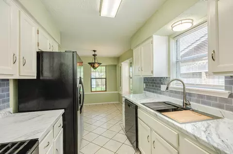 Kitchen - 47 Wagon Lane Loop, Angleton, TX 77515 photo 2 of 3