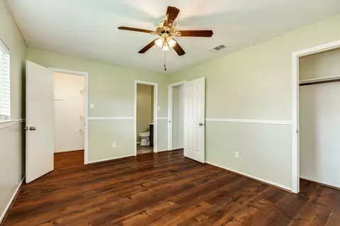 Bedroom - 47 Wagon Lane Loop, Angleton, TX 77515 photo 2 of 5