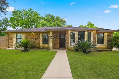1114 Bobby St, Pearland, TX 77581