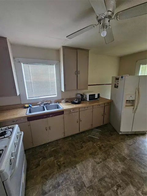 Kitchen - 676 Burch St, Jasper, TX 75951 photo 3 of 3