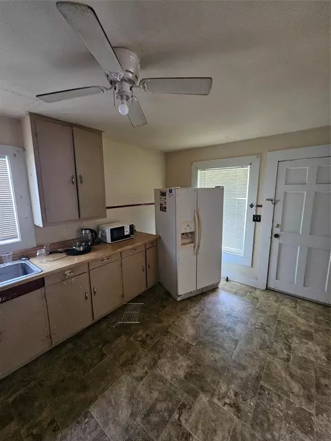 Kitchen - 676 Burch St, Jasper, TX 75951 photo 2 of 3