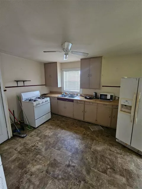Kitchen - 676 Burch St, Jasper, TX 75951 photo 1 of 3
