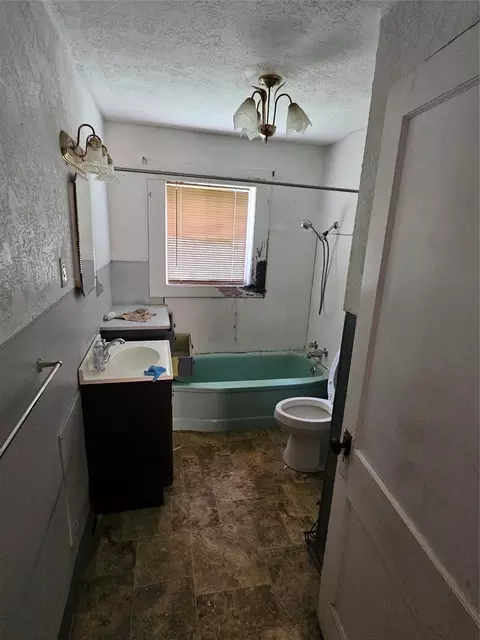 Bath - 676 Burch St, Jasper, TX 75951 photo 1 of 1