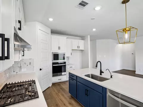 Kitchen - 3003 Clapbread Ln, Rosenberg, TX 77471 photo 3 of 4