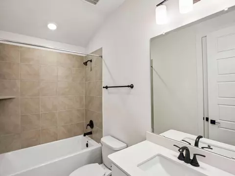 Bath - 3003 Clapbread Ln, Rosenberg, TX 77471 photo 1 of 4
