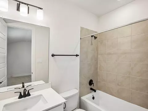 Bath - 3003 Clapbread Ln, Rosenberg, TX 77471 photo 2 of 4