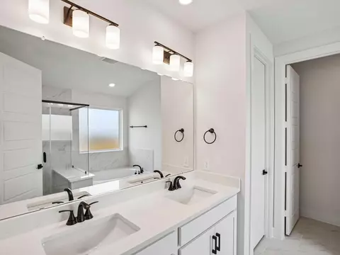 Bath - 3003 Clapbread Ln, Rosenberg, TX 77471 photo 3 of 4