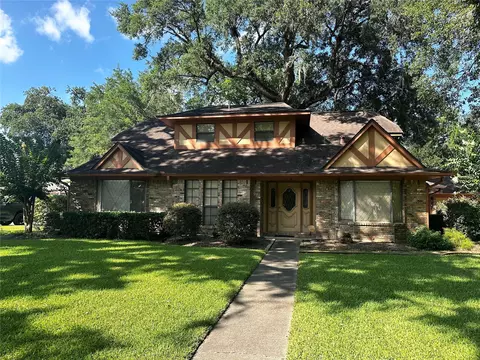 118 Arrowwood St, Lake Jackson, TX 77566