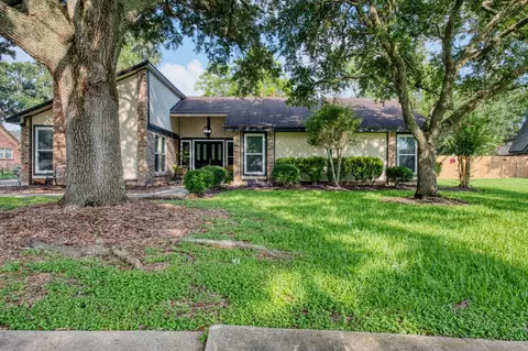 54 Royal Oak Cir, Lake Jackson, TX 77566