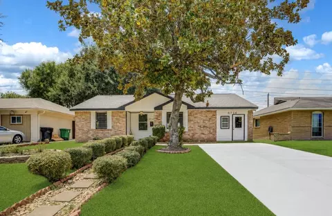 8714 Amblewood Dr, Houston, TX 77099