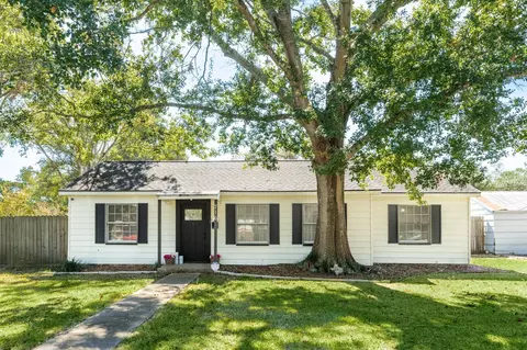 716 E Miller St, Angleton, TX 77515 photo 1