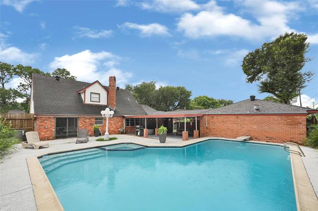215 Coronation Dr, Houston, TX 77034