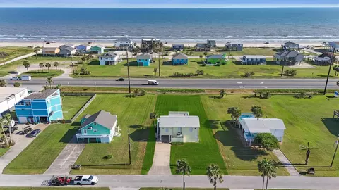 16519 Blackbeard Rd, Jamaica Beach, TX 77554