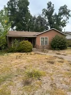 702 E 10th St, Cameron, TX 76520 photo 1