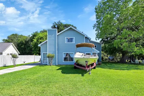 10496 Summit Dr, Willis, TX 77318