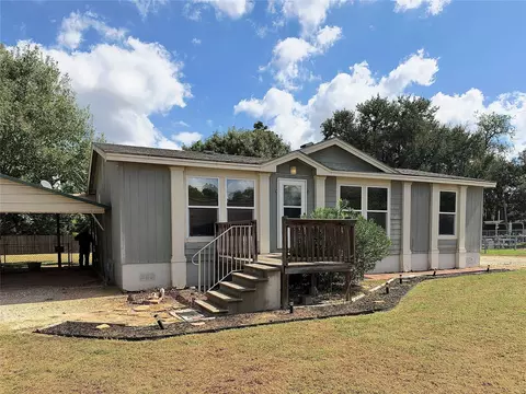 Exterior - 933 Front St, Columbus, TX 78934 photo 2 of 4