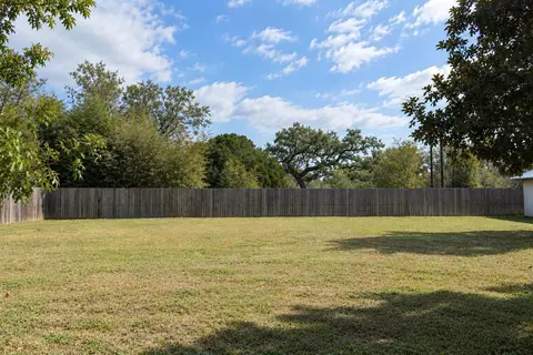 Exterior - 933 Front St, Columbus, TX 78934 photo 4 of 4