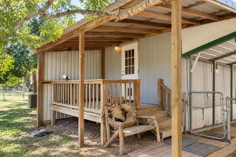 Exterior - 933 Front St, Columbus, TX 78934 photo 3 of 4