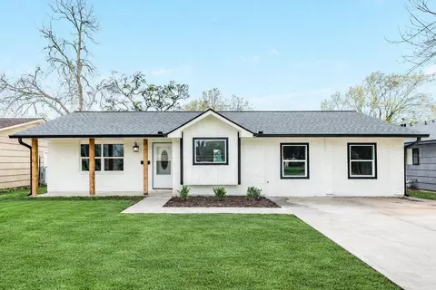 300 N Shanks St, Clute, TX 77531
